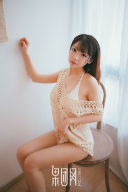 校服下白嫩的小乳